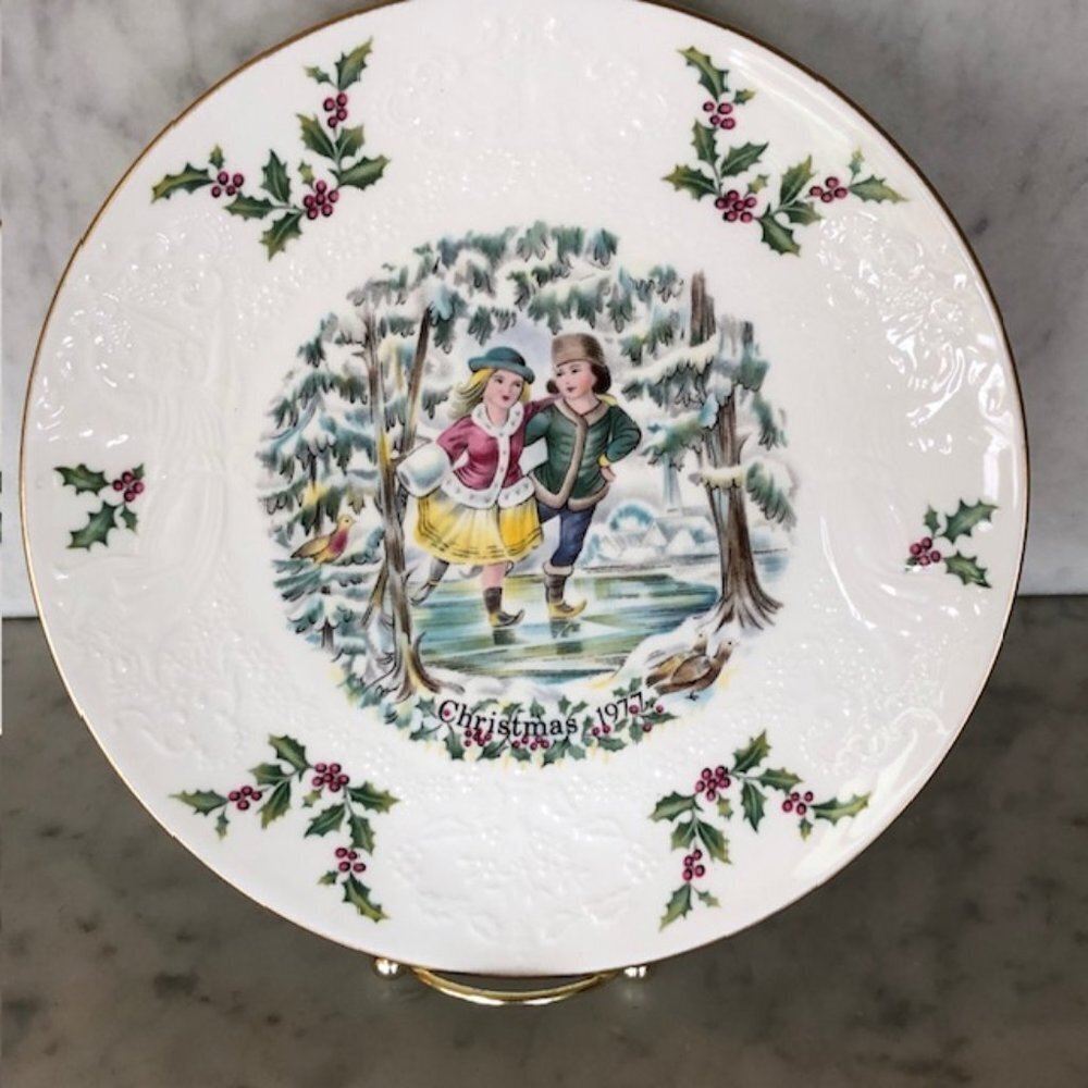 ROYAL DOULTON TABLEWARE LTD. Christmas 1977 Collectable Plate Skaters